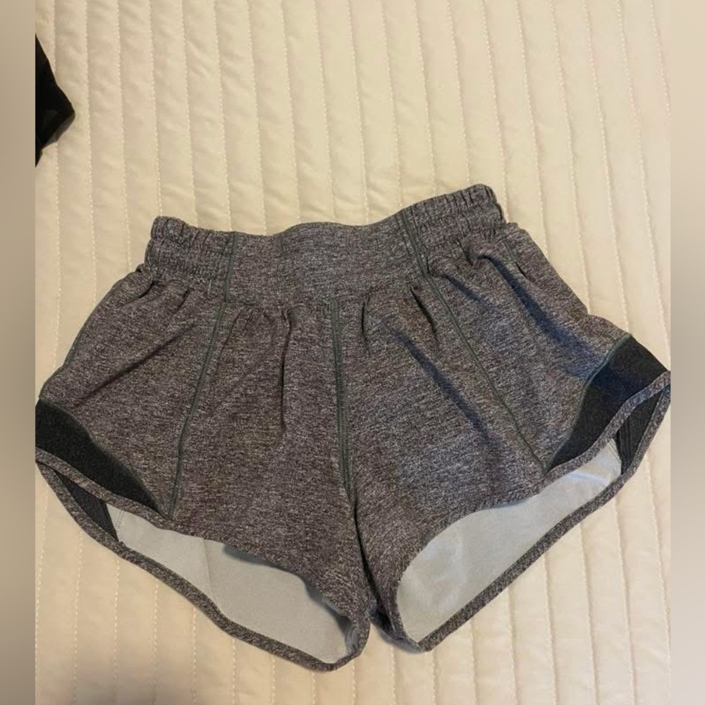 Lululemon Hotty Hot low rise 2.5 inch shorts